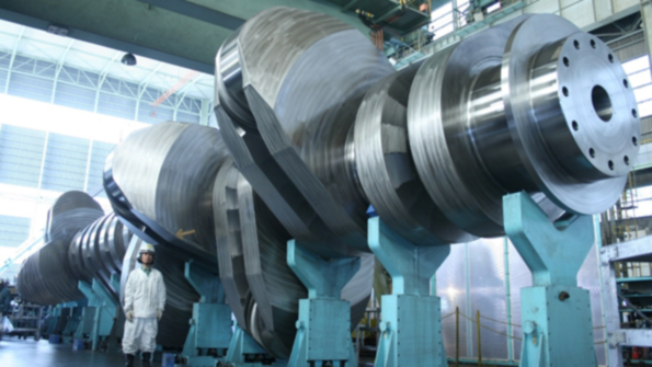 Kobe Steels new forging method makes it possible to massproduce longstroke crankshafts that are lighter and more reliable than comparable parts produced by standard forming methods