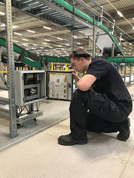 The service technician has all relevant information displayed in the live image of the service camera.