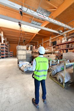 The double-girder bridge crane with electric chain hoists from Konecranes lifts loads up to 5 tonnes for Pletschacher. The two crabs, at a distance of three meters from each other, also lift bulky transport goods for the Munich festival grounds. The double-girder bridge crane with electric chain hoists from Konecranes lifts loads up to 5 tonnes for Pletschacher. The two crabs, at a distance of three meters from each other, also lift bulky transport goods for the Munich festival grounds.