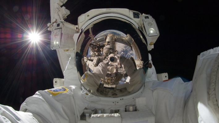 astronaut-takes-a-a-stellar-selfie