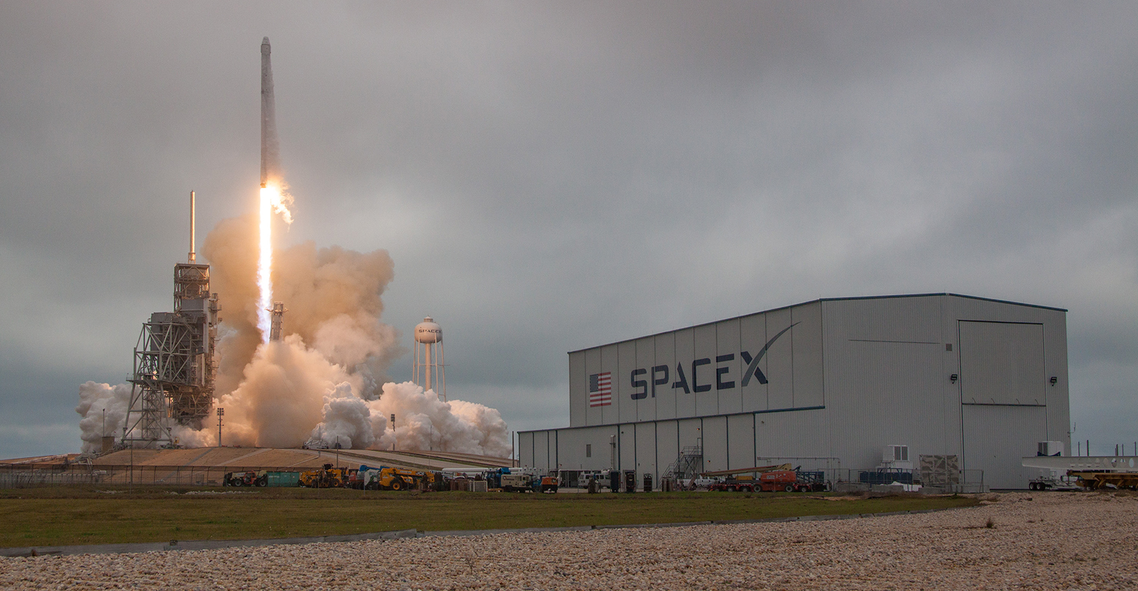 falcon-9-launch-spacex-hangar