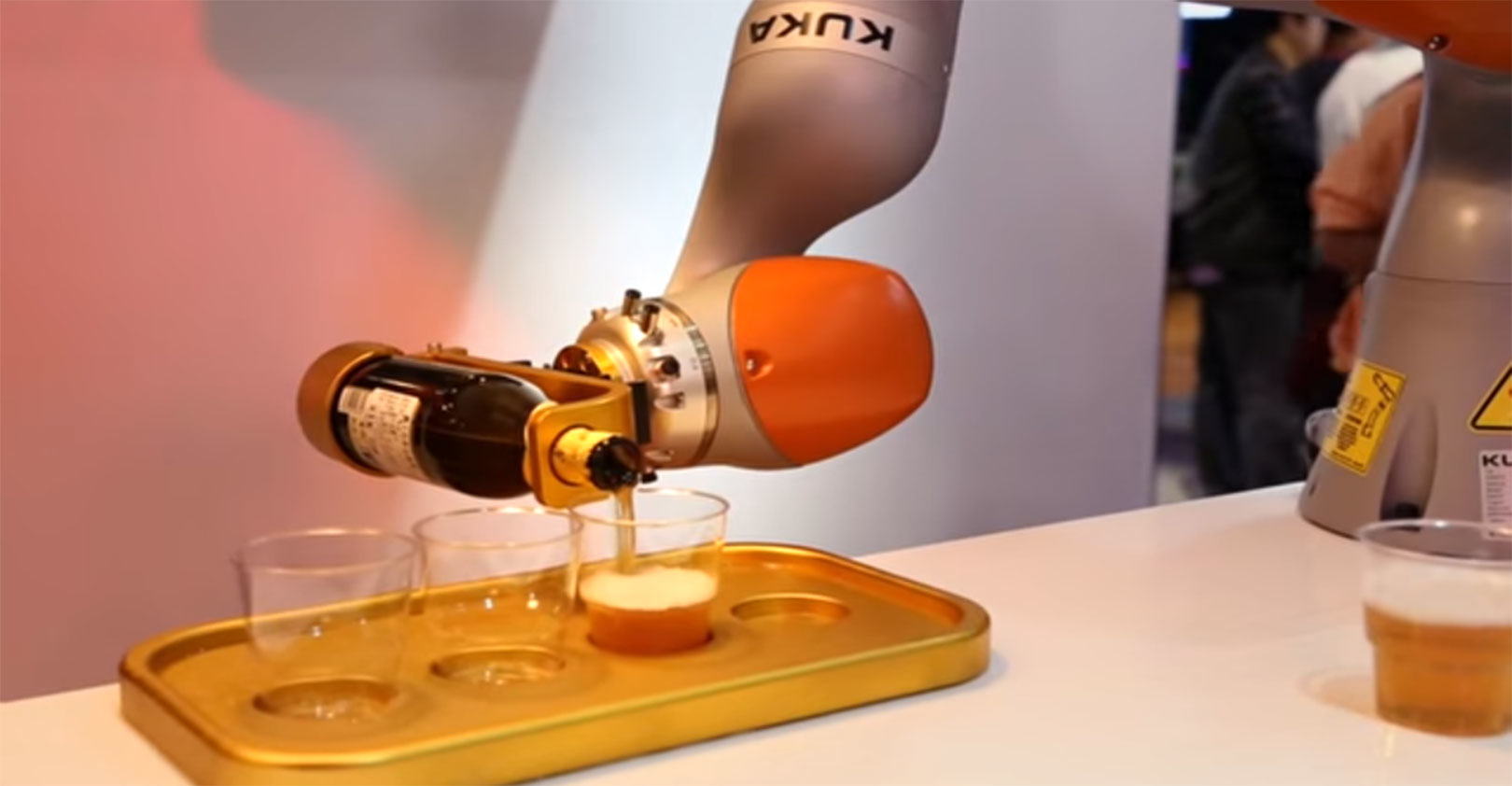 kuka-bar-pour-screengrab