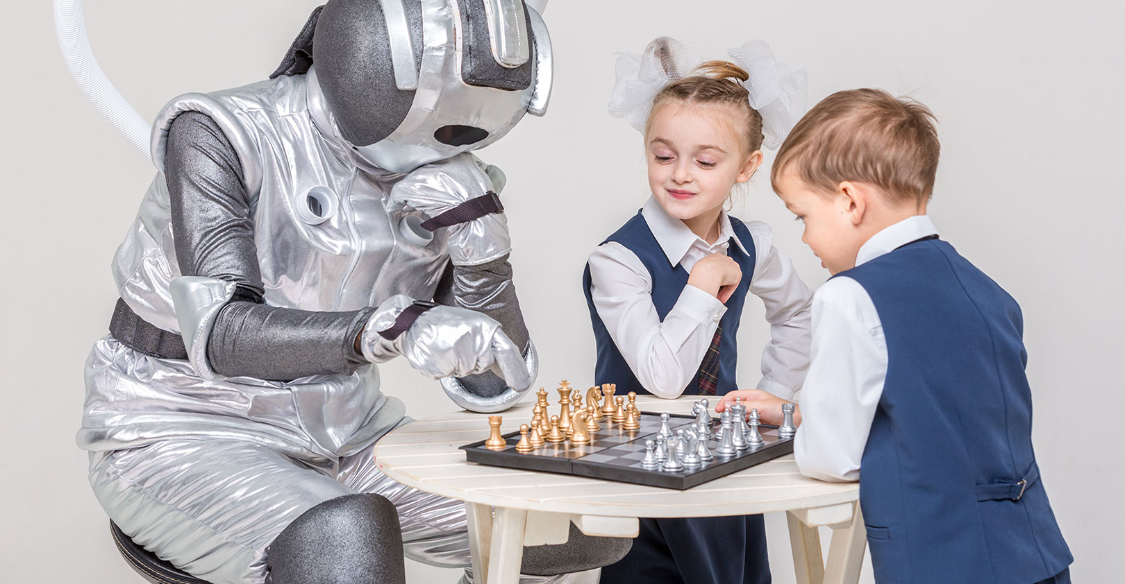 robot-playing-chess