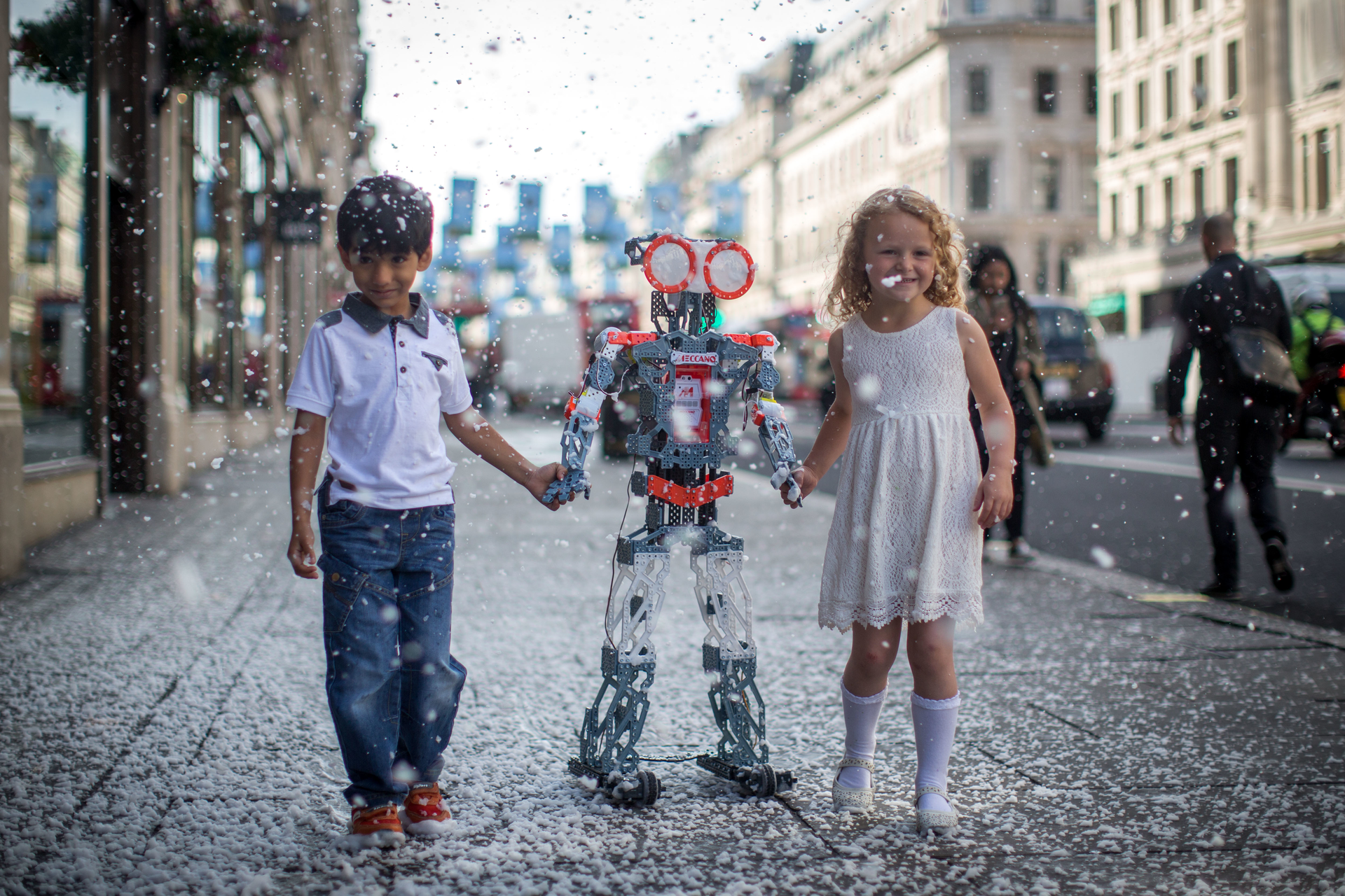Children walking with Meccanoid G15 KS