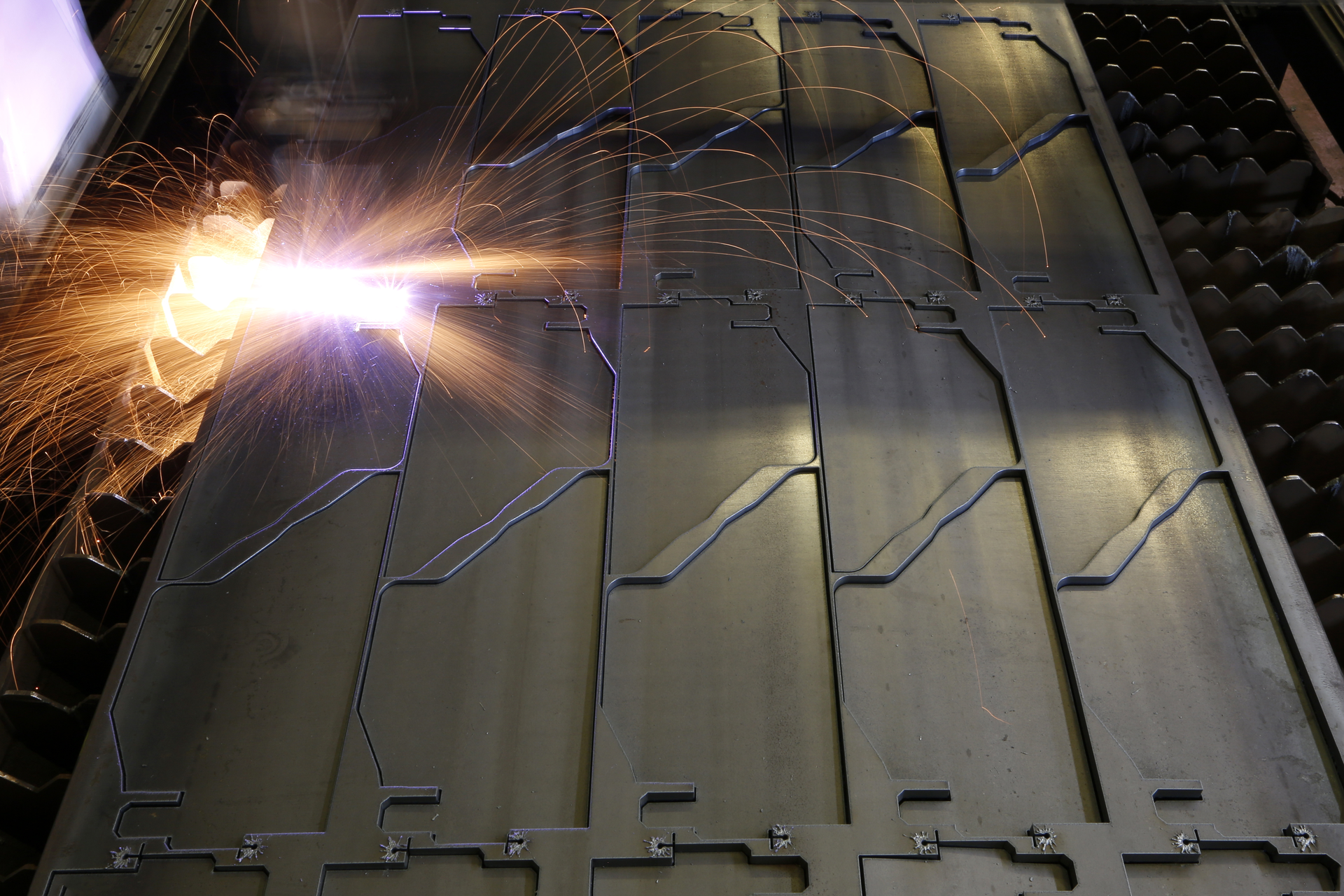 metal-cutting manufacturing tool