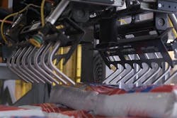 After the gripping fingers open the cover plates, pallets are packed firmly and dimensionally stable. After the gripping fingers open the cover plates, pallets are packed firmly and dimensionally stable.