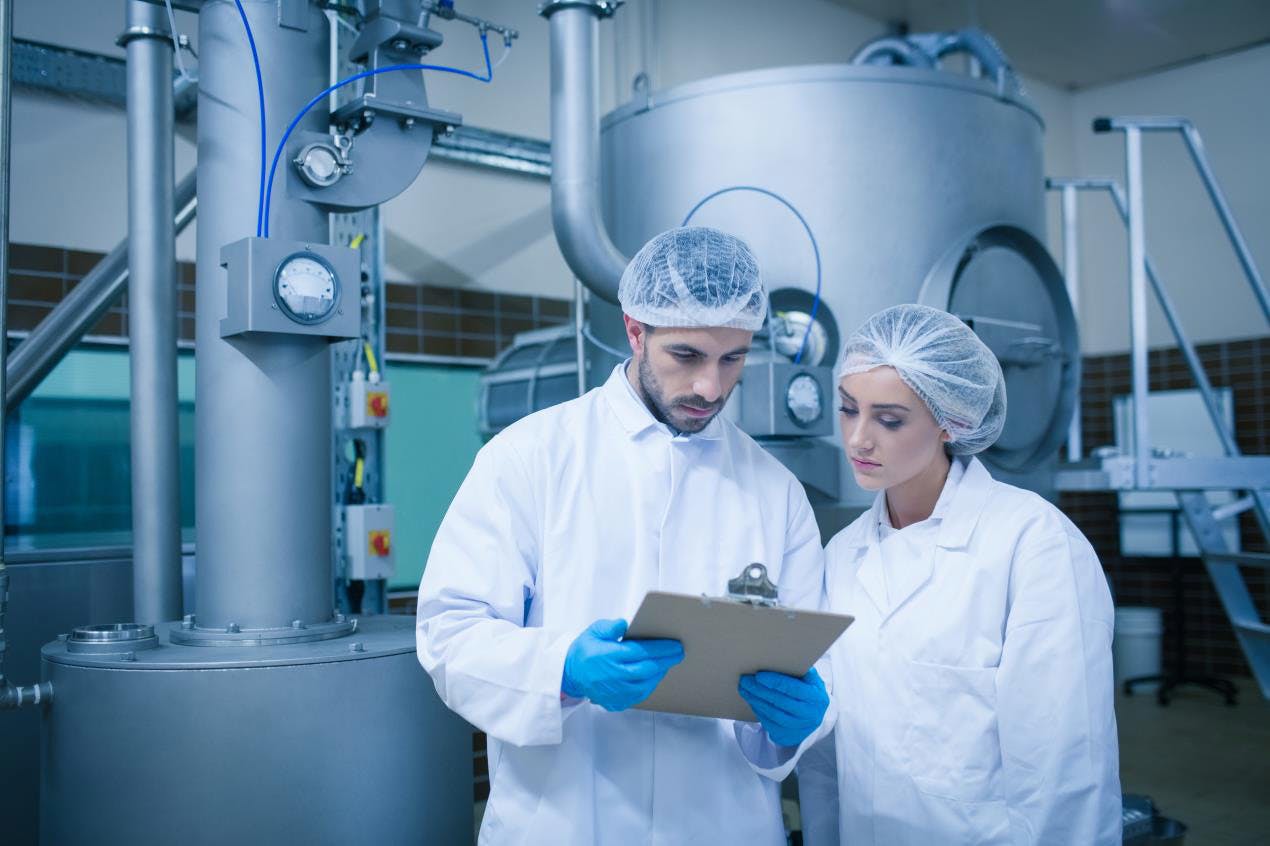 Eus214 Food Technicians In A Food Processing Plant 5e3dd7fbb31df