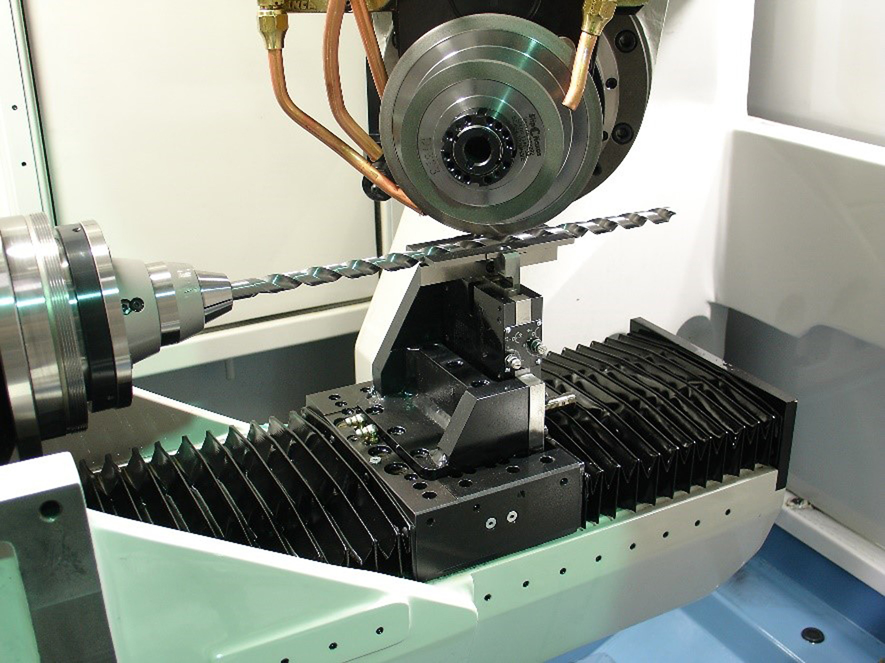 Image of the P-axis Arobotech support system on the TX7 machine.