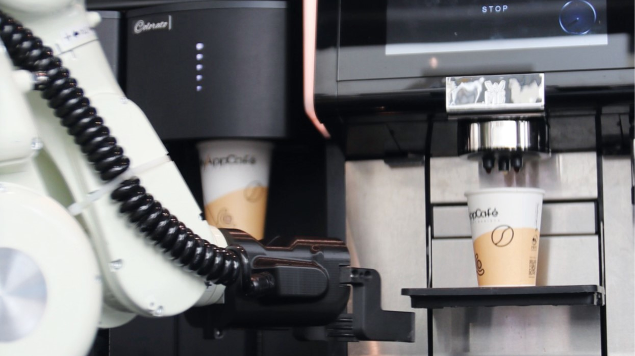 Served hot: The electric 2-jaw parallel gripper series GEP2000 from Zimmer Group at work.