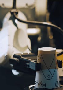 Coffee cup handling: An electric 2-jaw parallel gripper from the Zimmer Group's GEP2000 series. Coffee cup handling: An electric 2-jaw parallel gripper from the Zimmer Group's GEP2000 series.