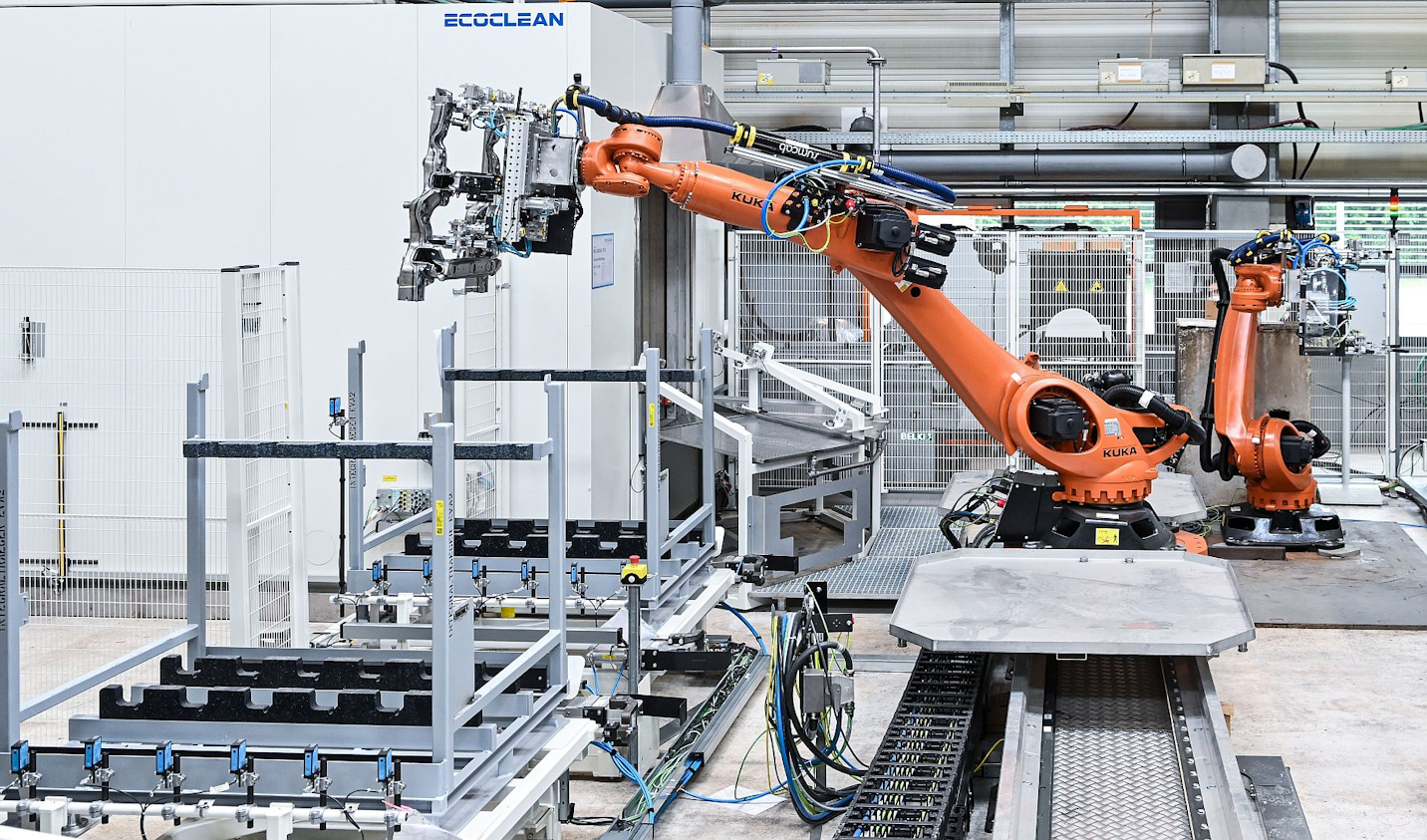 The loading robot places the integral subframes to be processed on the transfer stations of the jet modules.