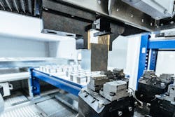 A KR QUANTEC from KUKA takes over the loading and unloading of the components automatically with a gripper from the Zimmer Group. A KR QUANTEC from KUKA takes over the loading and unloading of the components automatically with a gripper from the Zimmer Group.