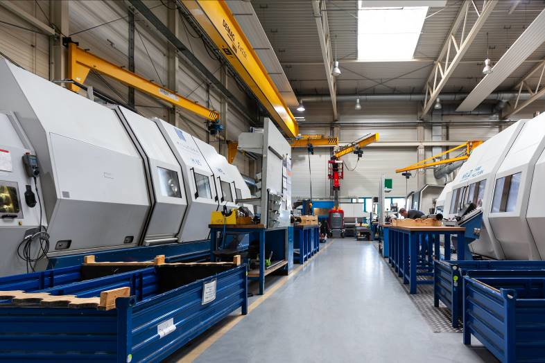 The production halls of Kersten Maschinenbau are running at full speed: With the existing machine park, chuck turned parts up to 2,400 mm in diameter, as well as shafts up to a length of 6,000 mm and a diameter of 1,000 mm, can be manufactured. The diversity in the production spectrum makes it possible.