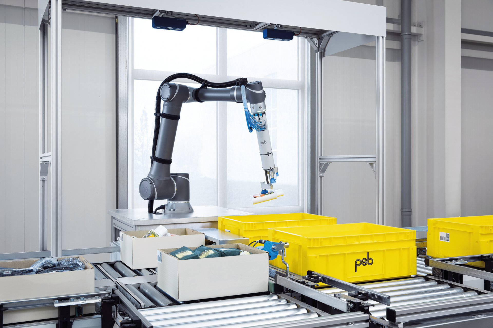 The robot picks up unknown products from bulk material and places them in the target container&mdash;300-500 parts/h depending on the gripping object.