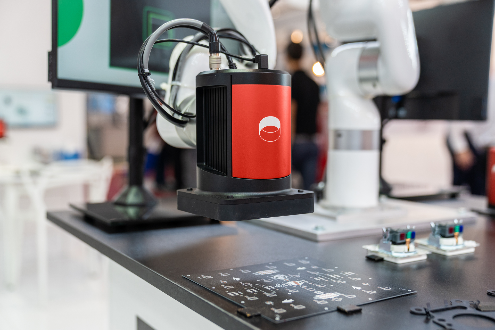 Figure 3: The Inspekto S70 mounted on a robotic arm for easy and fast defect detection.