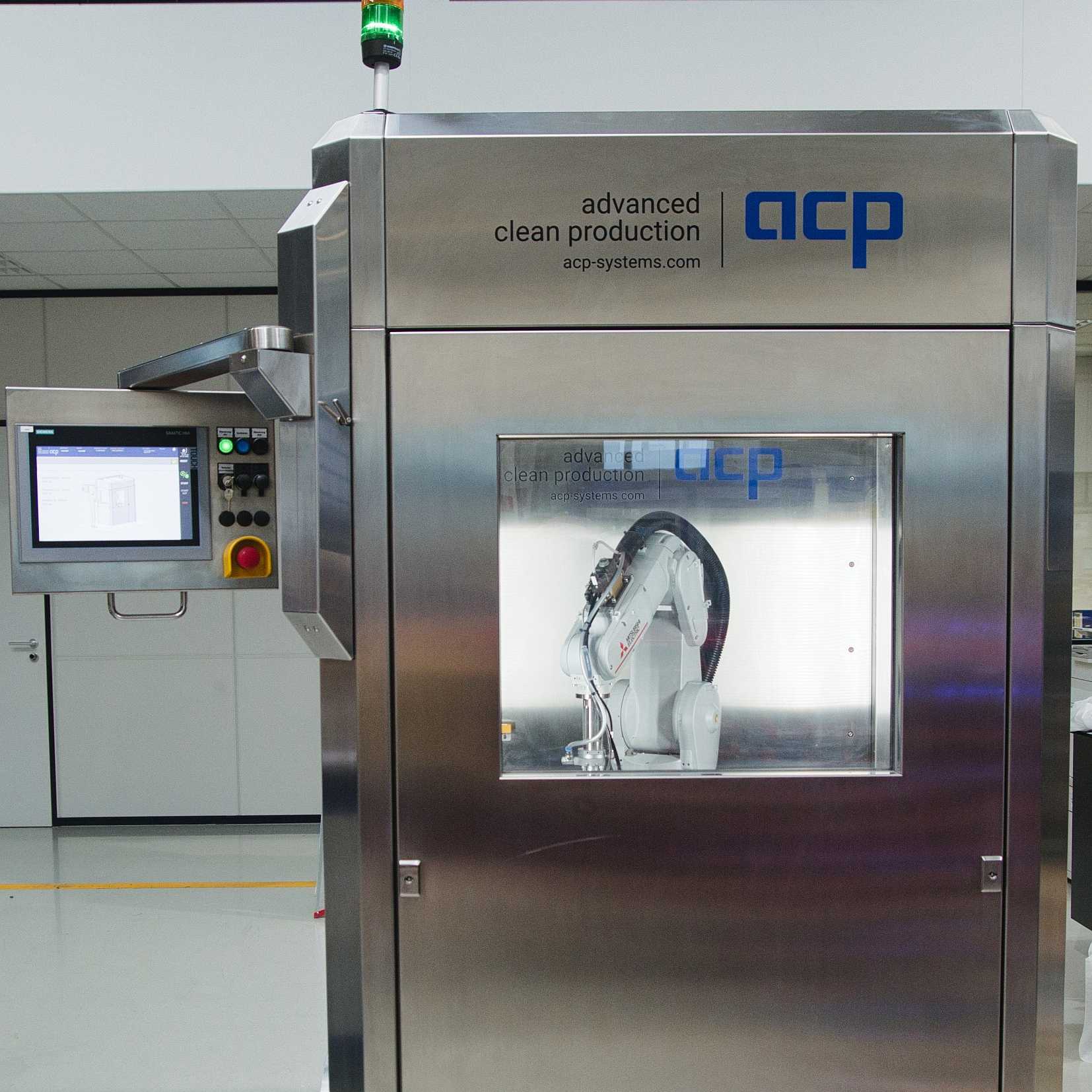 Designed for cleanroom use, the compact JetCell-HP cleaning cell with dry quattroClean snow jet technology enables a broad spectrum of high-purity cleaning tasks to be carried out automatically.