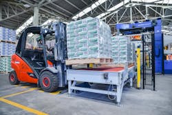 The Stretch Hood A packages 110 pallet stacks per hour with stretch film hoods with film thicknesses ranging from 40 to 100 micrometers. The Stretch Hood A packages 110 pallet stacks per hour with stretch film hoods with film thicknesses ranging from 40 to 100 micrometers.