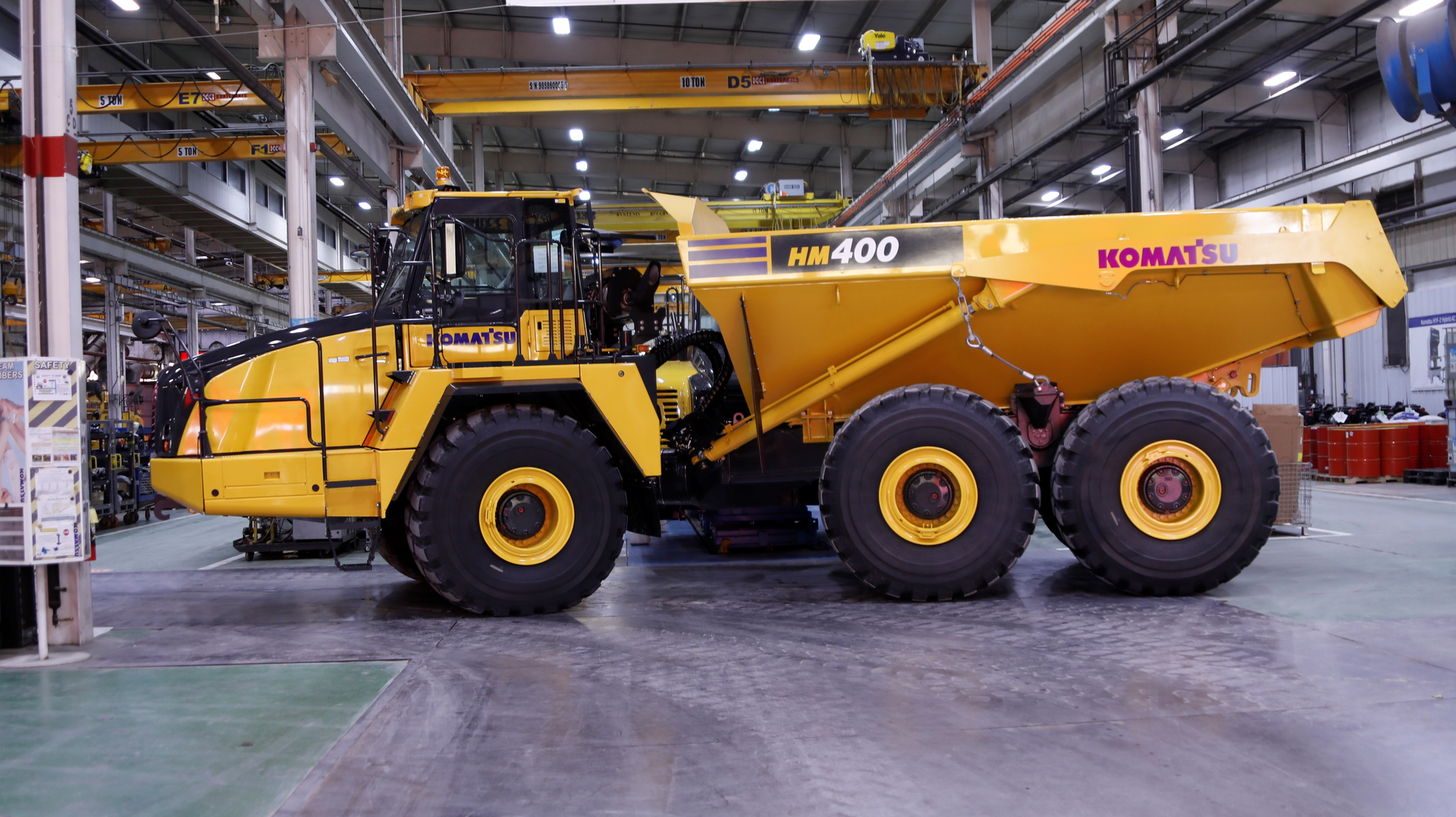 One of Komatsu's HM400-5 articulated haul trucks, recently produced at the company&rsquo;s Chattanooga Manufacturing Operation.