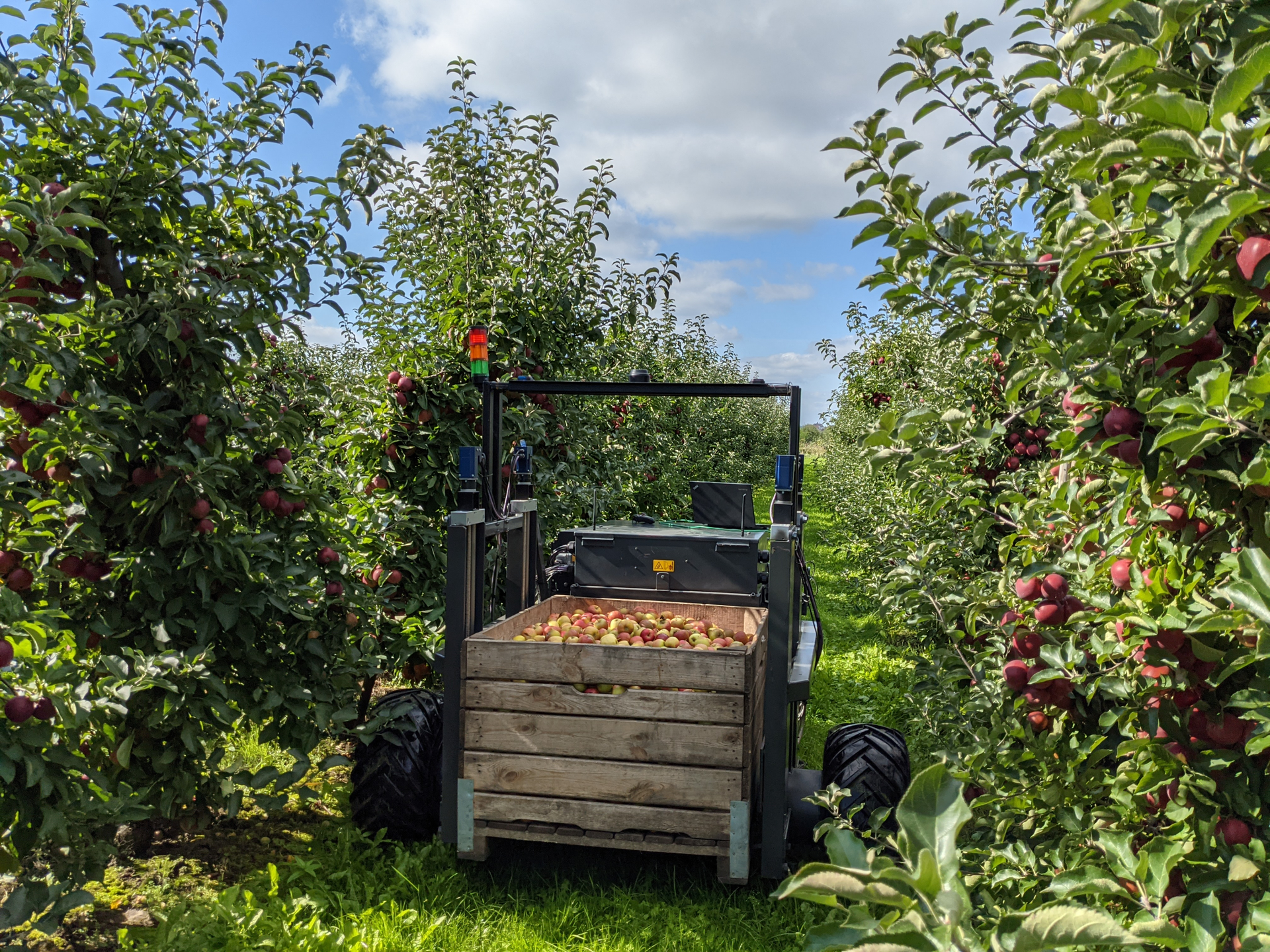 The &ldquo;AurOrA&rdquo; harvest assistant will navigate through the rows of trees in an apple orchard and detect and pick up fruit boxes and transport them to a defined unloading point autonomously in the future.