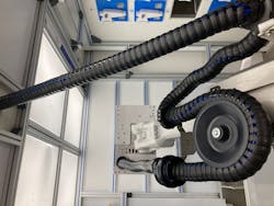 A three-dimensional triflex energy chain with a retraction system is installed on the robot.