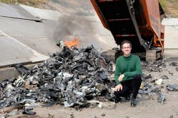 The Porsche Cayenne, once a symbol of luxury and status, is now a pile of scrap. But for Bastian Hoffmann, it will serve as a basis for his planned painting. The Porsche Cayenne, once a symbol of luxury and status, is now a pile of scrap. But for Bastian Hoffmann, it will serve as a basis for his planned painting.