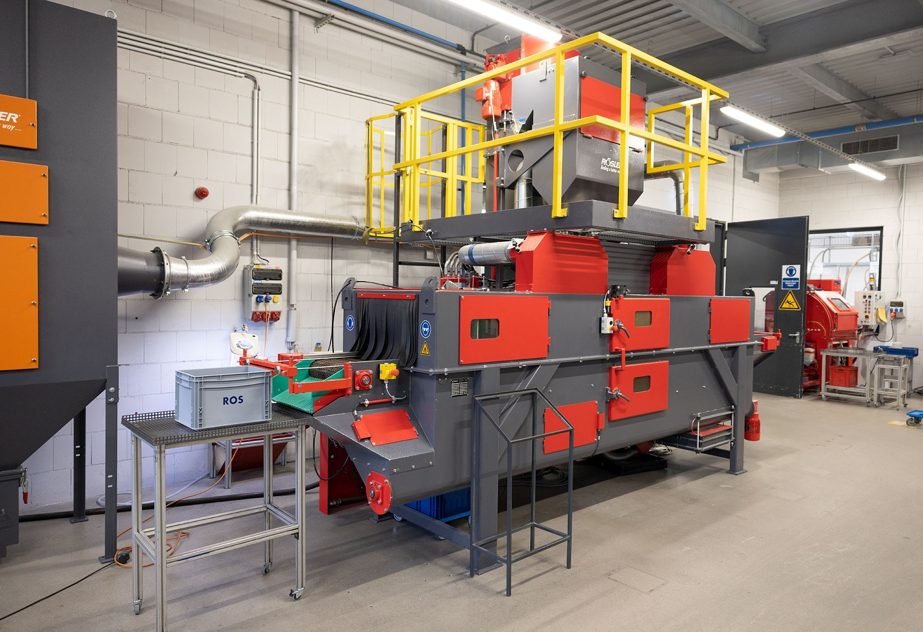 The highly flexible RSAB470 wire mesh belt machine is used for processing components made from duroplast and PPS-GF materials. Besides a high workpiece throughput, this machine guarantees consistent deflashing results and low operating costs.