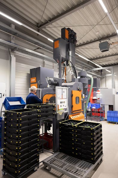 The RWS 1200 has two chambers, each with four rotating satellite stations. The dual chamber design allows the simultaneous unloading/loading of workpieces in one chamber while the other takes on deflashing. This helps minimize unproductive idle equipment times and ensures that batches of up to four workpieces can be deflashed within 40 seconds.