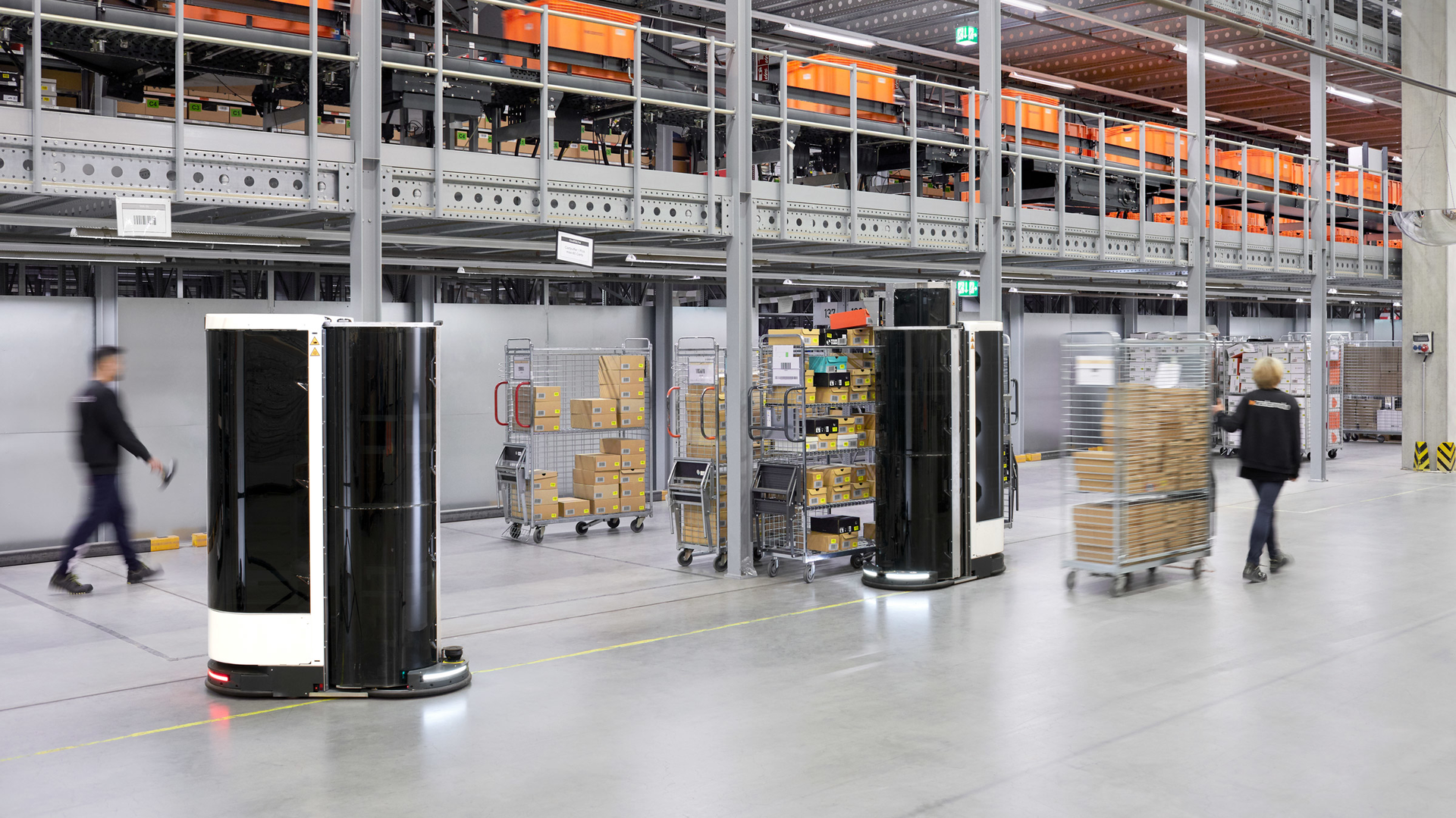 Warehouse using robot pickers