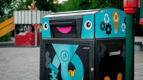 Smart, solar-powered trash bin with igus® plain bearings