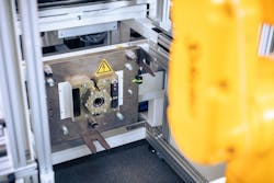 While the CombiTac connector ensures the simultaneous connection of all energy and media circuits, a quick-release coupling ensures the correct fit of the module on the assembly line. While the CombiTac connector ensures the simultaneous connection of all energy and media circuits, a quick-release coupling ensures the correct fit of the module on the assembly line.