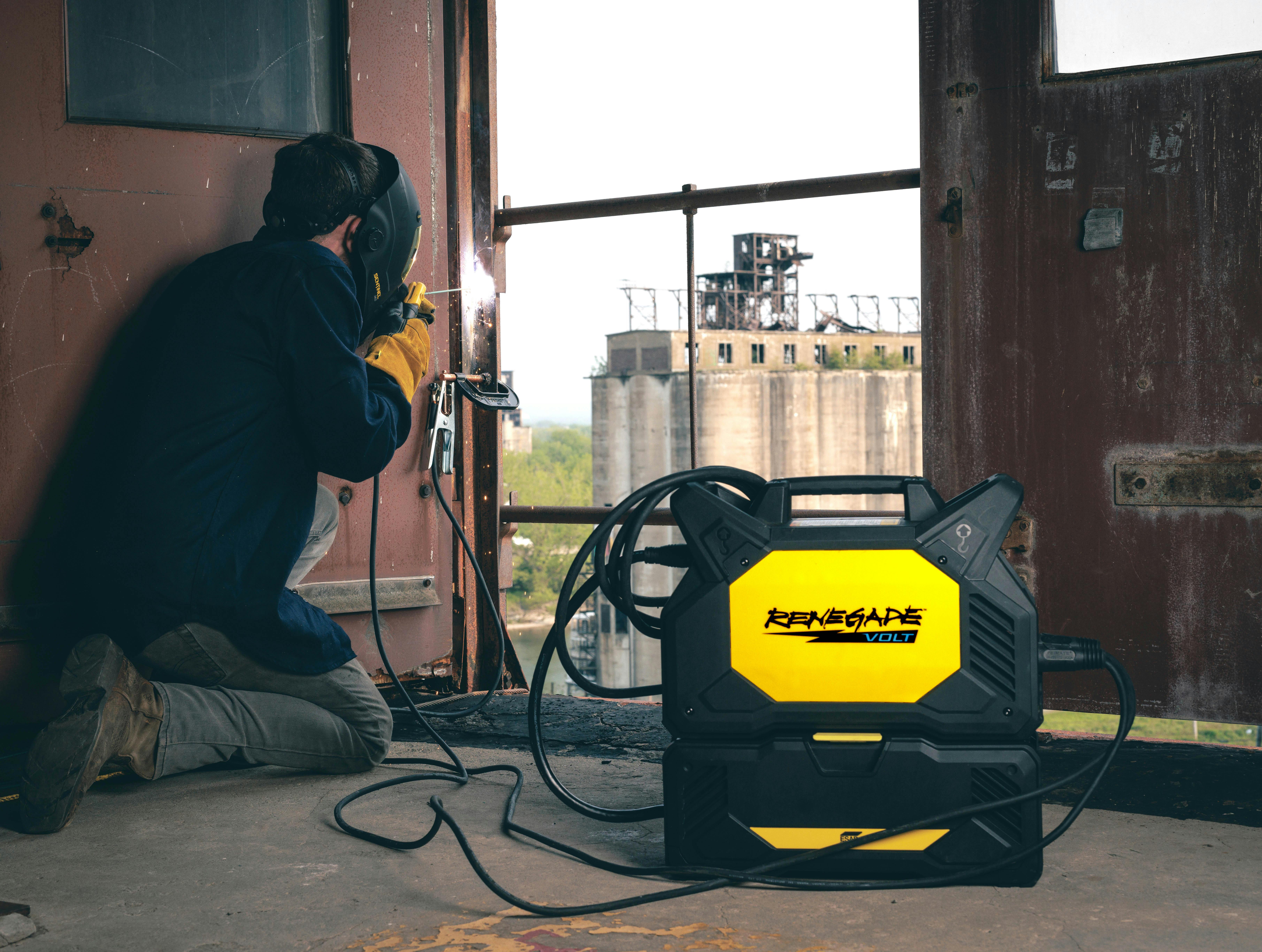 The Renegade VOLT ES 200i can be powered by 4 DEWALT FLEXVOLT batteries or use 120/230V primary power location flexibility and fast, low-cost deployment for off-the-grid welding applications.