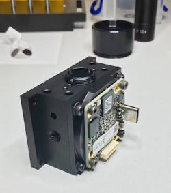 The UI-3272LE-M-VU is mounted on the central element of the sensor. The UI-3272LE-M-VU is mounted on the central element of the sensor.