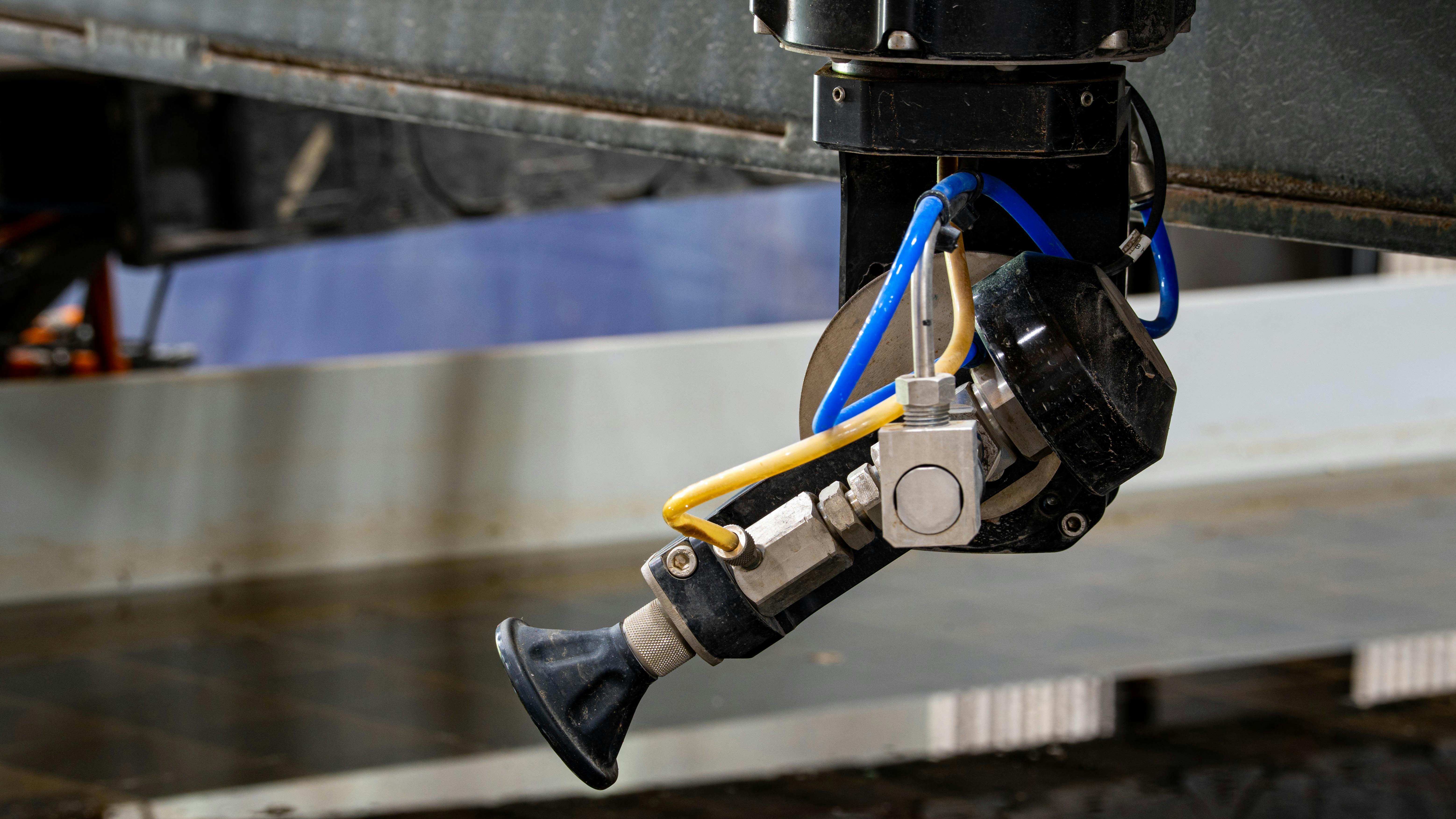 APEX-90 Waterjet Cutting Head Cuts Full &PlusMinus;90-Degree Angles