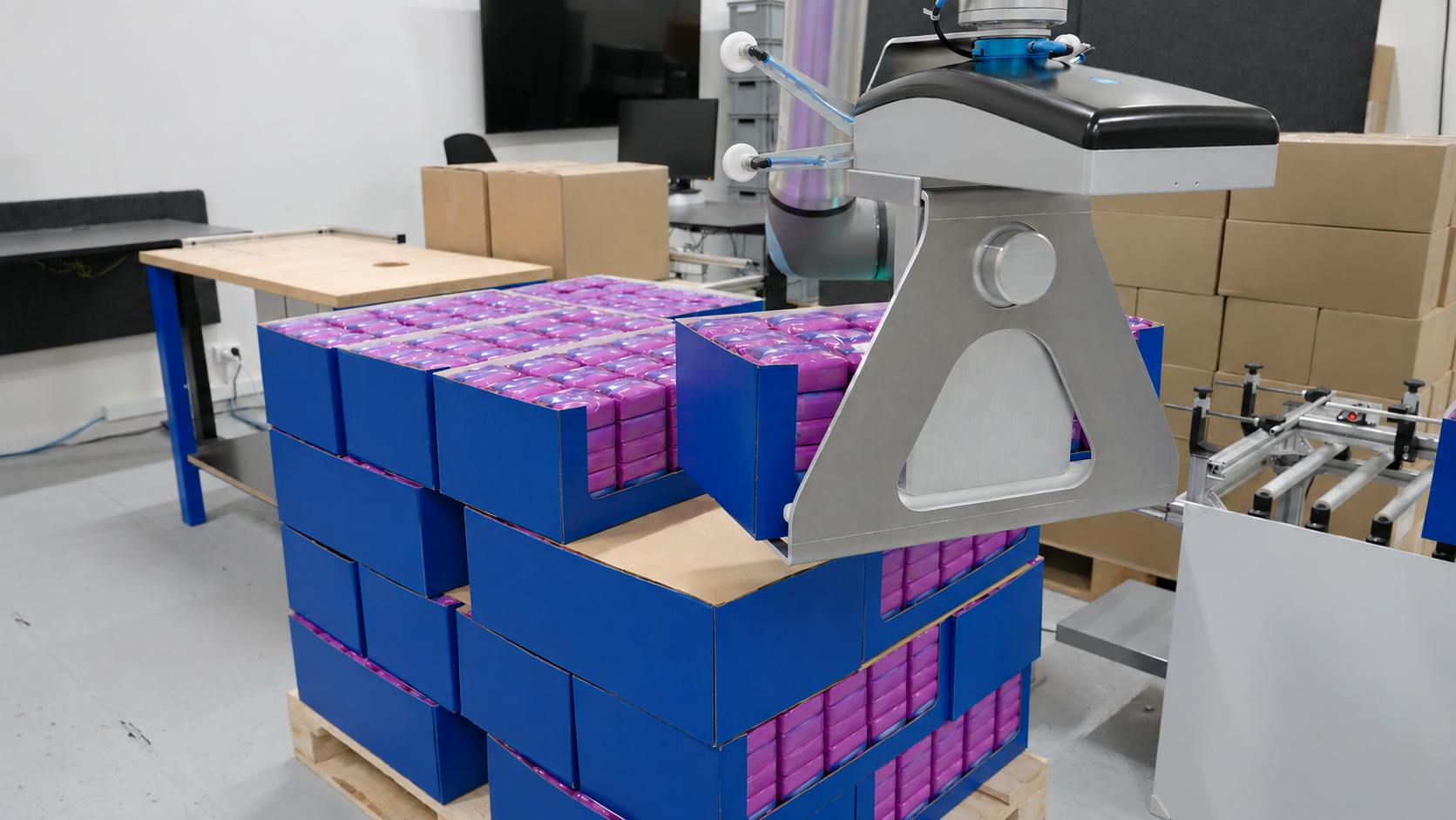 2FGP20 Fork Electric Gripper Palletizes Open, Low-Rigidity Boxes